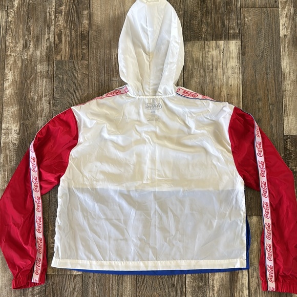 Coca-Cola Women or men
Windbreaker Jacket Size 2XL
Lightweight Pullover hood - Picture 4 of 15